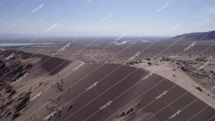 كثبان رملية كبيرة وسط الصحراء