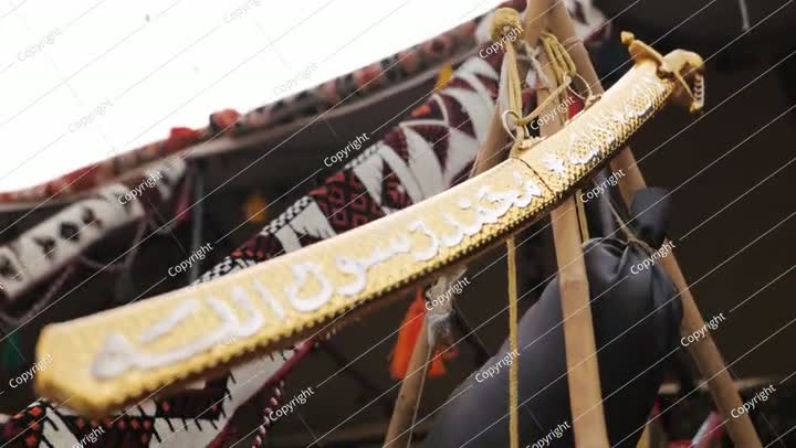 سيف عربي ذهبي في خيمة بدوية تقليدية. فيديو.