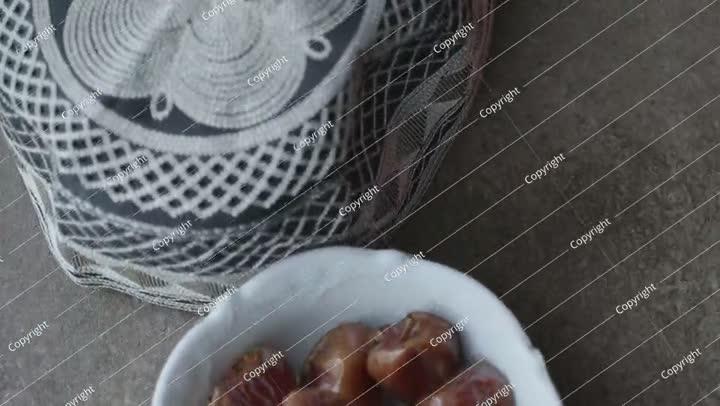 تمر طازج مجفف على طبق، لقطة ماكرو