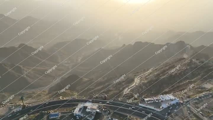 فيديو 4K من طائرة بدون طيار في الطائف، منظر جوي لجبل الهدا في مدينة الطائف، منظر علوي