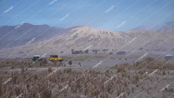 رحلة يوم مشمس على الطرق الوعرة في الصحراء