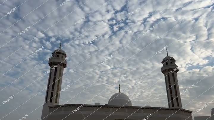 المسجد وخلفه السماء مليئة بالغيوم البيضاء الجميلة