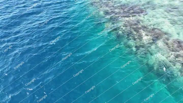 منظر جوي لطائرة بدون طيار تحلق فوق البحر الأزرق. أمواج بحر خلابة وشعاب مرجانية خلابة.