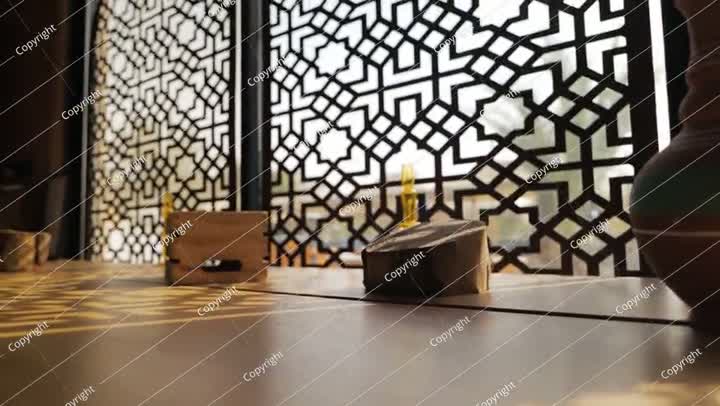 فخار عربي تقليدي بخلفية هندسية معقدة. فيديو.