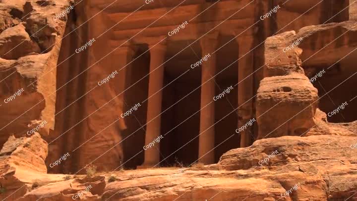 واجهة قديمة منحوتة في الصخر للخزنة، الخزنة، منحوتة في الحجر الرملي