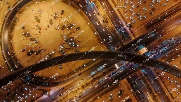 منظر جوي ليلي لأضواء مدينة الرياض وطرقها السريعة. مركز الملك عبدالله المالي