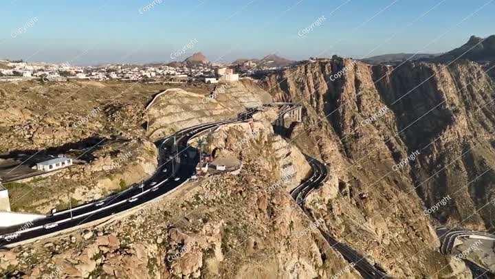 فيديو 4K من طائرة بدون طيار في الطائف، منظر جوي لجبل الهدا في مدينة الطائف، منظر علوي