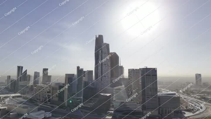 منظر طائرة بدون طيار لـ KAFD في ضباب الصباح من بعيد