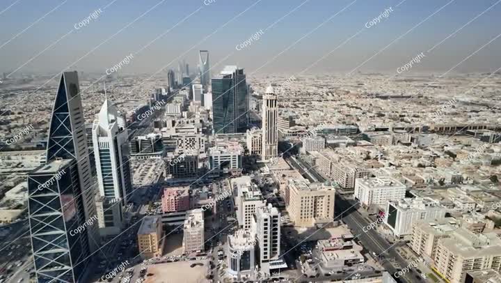 منظر بانورامي لمدينة الرياض، المملكة العربية السعودية، يُظهر التوسع العمراني