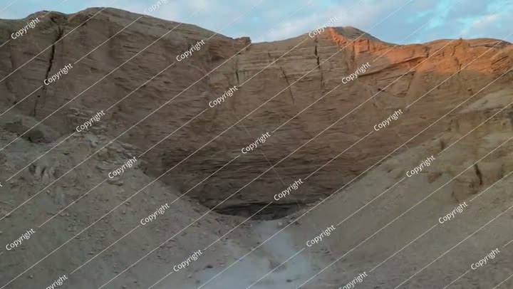 كهف جميل في جبال المملكة العربية السعودية فيديو 4K