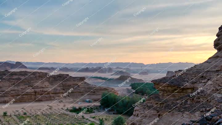 لقطة زمنية لغروب الشمس وشروقها في صحراء التكوينات الصخرية في العلا، المملكة العربية السعودية.