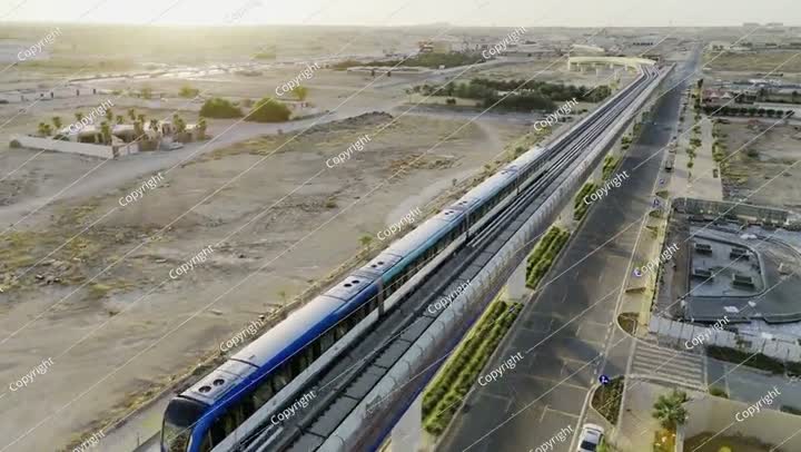 منظر طائرة بدون طيار لخط مترو الأنفاق الحديث في الرياض بالمملكة العربية السعودية عند غروب الشمس