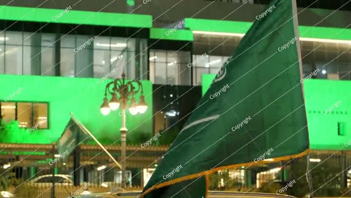 العلم السعودي يرفرف ليلاً خلال الاحتفال باليوم الوطني