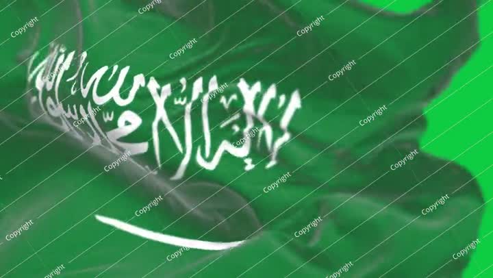 صورة مقربة للعلم الوطني السعودي يرفرف معزولا على خلفية خضراء.