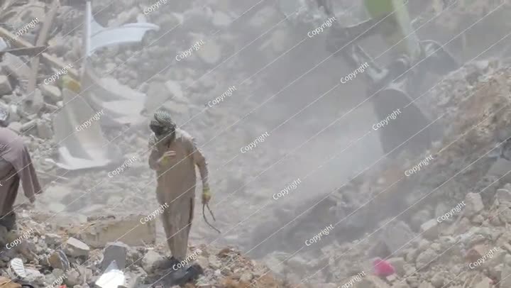 هدم مبنى سكني في السعودية تحميل الحفارات ونقلها