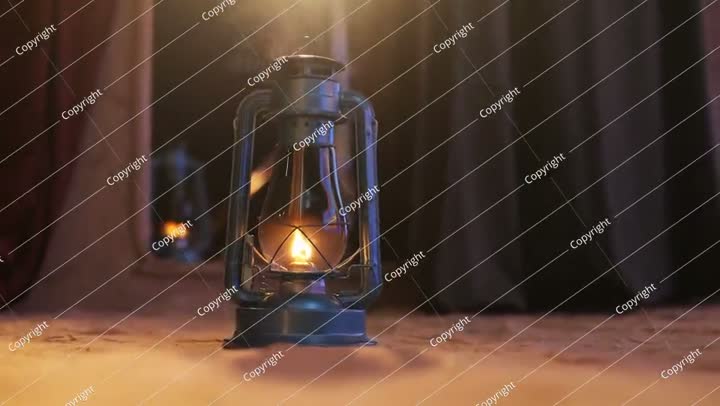 فانوس عتيق في الصحراء السعودية