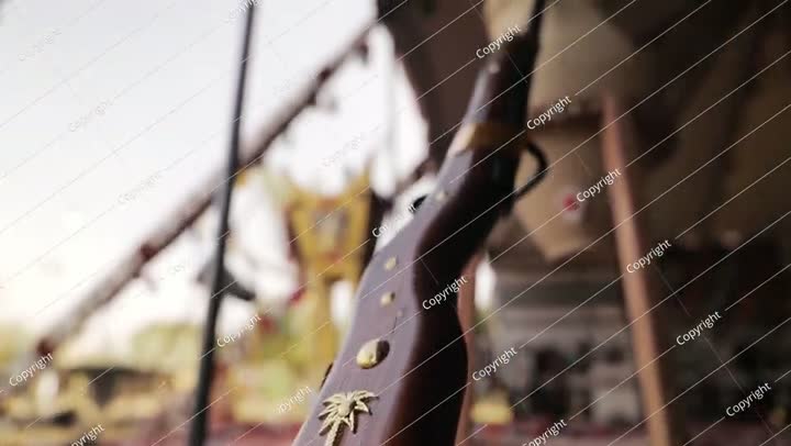 بندقية تقليدية في خيمة بدوية - السعودية. فيديو.