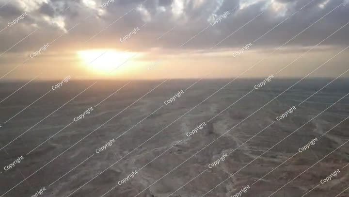 حافة جرف العالم في منظر صحراوي عند غروب الشمس في المملكة العربية السعودية