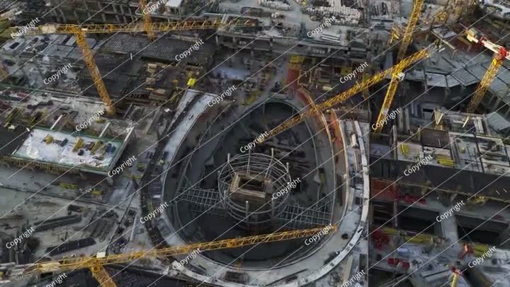 منظر من طائرة بدون طيار للبناء العملاق في المملكة العربية السعودية عند غروب الشمس