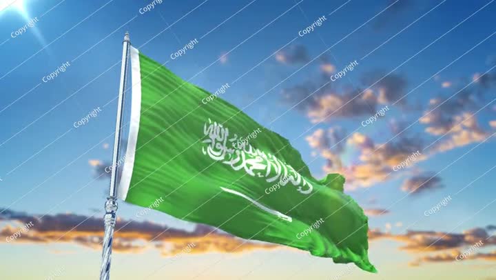علم المملكة العربية السعودية يلوح بشكل واقعي مع السماء