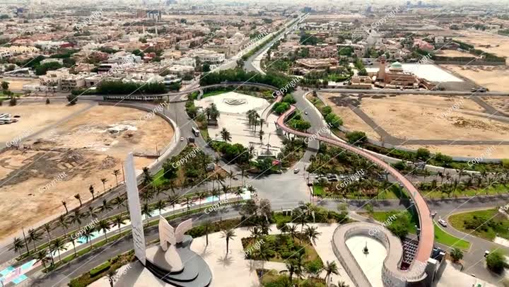 جدة: منظر جوي لمدينة جدة في المملكة العربية السعودية، أفق الواجهة البحرية