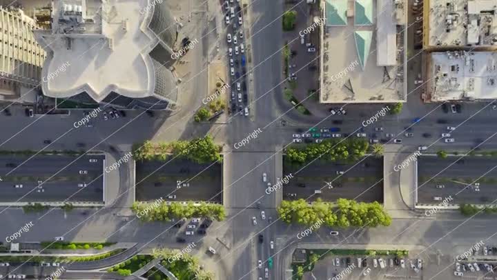 طائرة بدون طيار تحلق في سماء المملكة العربية السعودية. الرياض. طريق. نهارًا.