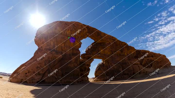 لقطة زمنية لحركة السحب فوق الصخور الراقصة في العلا، المملكة العربية السعودية.