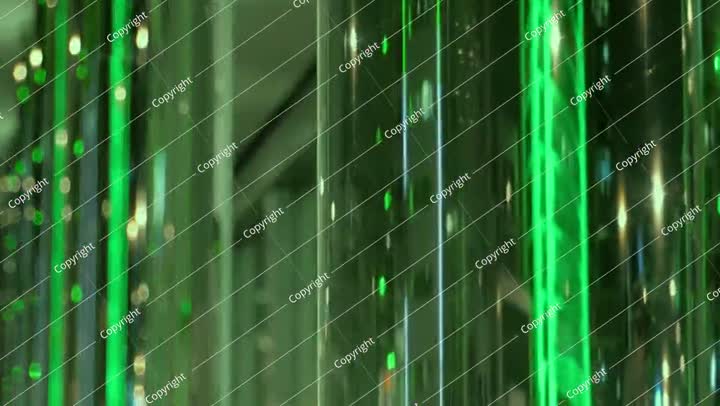 فيديو ناطحة سحاب مضاءة باللون الأخضر بمناسبة اليوم الوطني السعودي في الليل