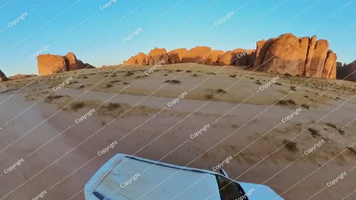 استكشاف محمية العلا شرعان الطبيعية بالسيارة في المملكة العربية السعودية عند غروب الشمس