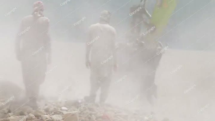 هدم مبنى سكني في السعودية تحميل الحفارات ونقلها