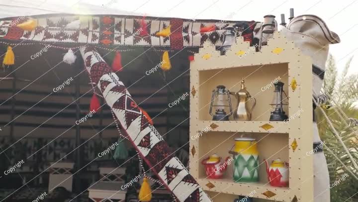 ديكورات داخلية لخيمة بدوية تقليدية في المملكة العربية السعودية. فيديو.