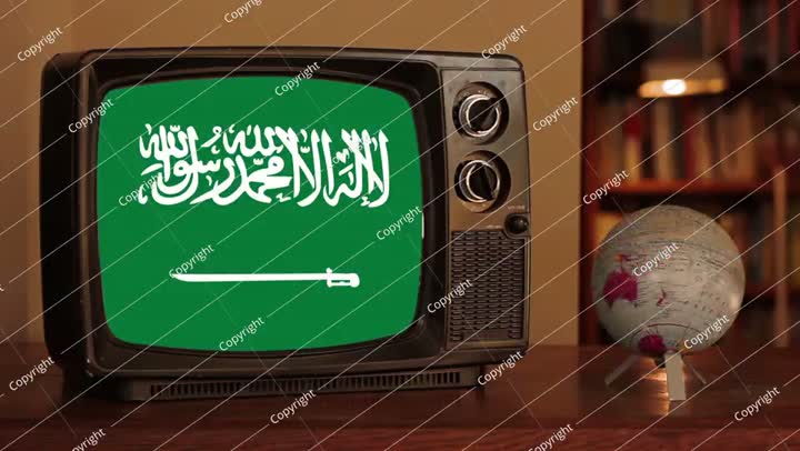 علم المملكة العربية السعودية على شاشة تلفزيون قديمة مع كرة أرضية دوارة - 4K