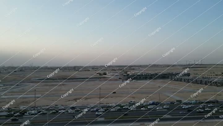 لقطات جوية مسائية لحركة المرور على طرق الرياض، المملكة العربية السعودية، فيديو 4K