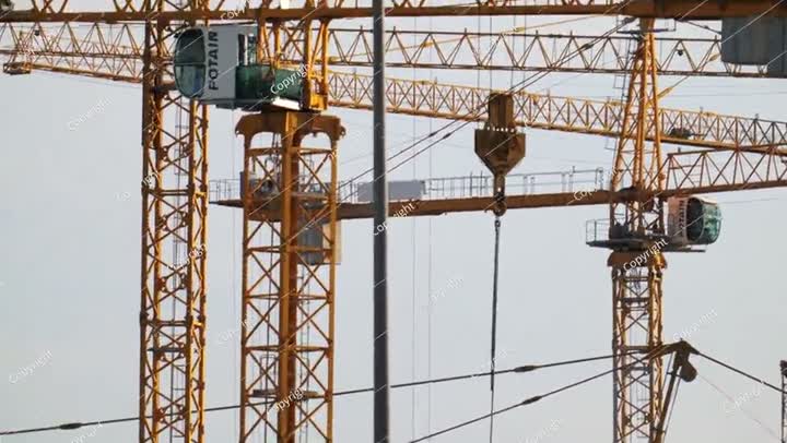 هناك الكثير من الرافعات العاملة في البناء الضخم في المملكة العربية السعودية