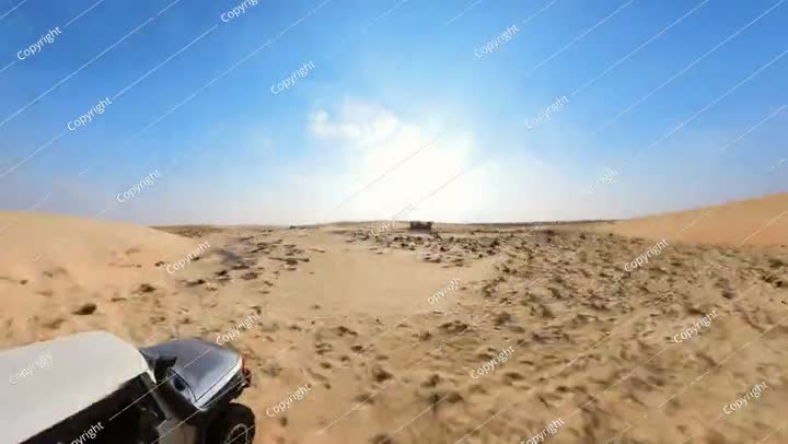 مركبة على الطرق الوعرة تستكشف الكثبان الرملية لبحيرة الأصفر في المملكة العربية السعودية