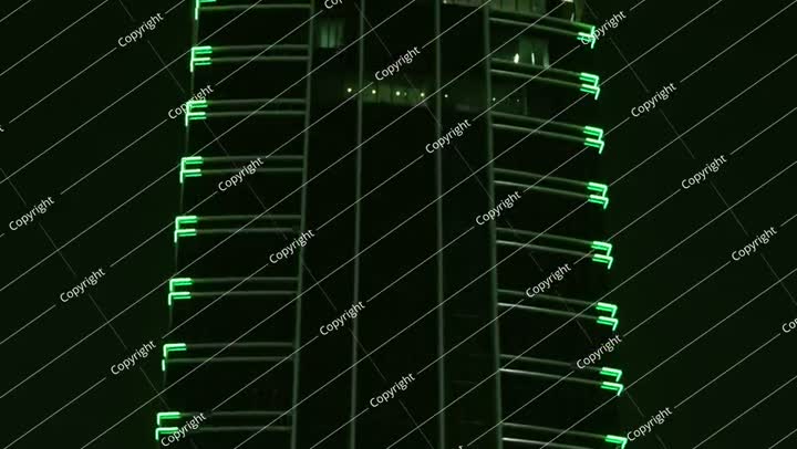 فيديو ناطحة سحاب مضاءة باللون الأخضر بمناسبة اليوم الوطني السعودي في الليل