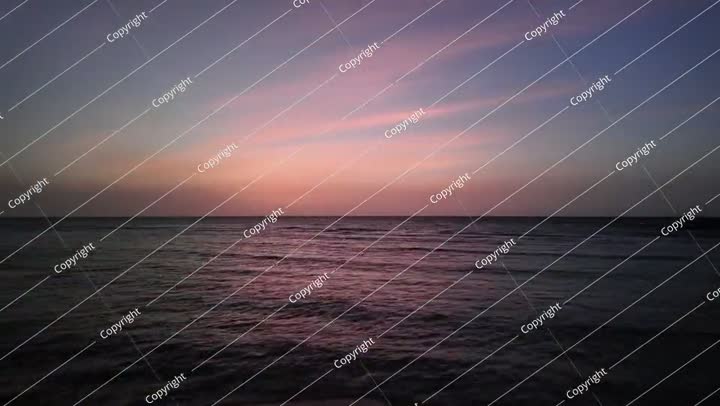 نافورة الملك فهد تتوهج عند غروب الشمس في الواجهة البحرية بجدة، المملكة العربية السعودية