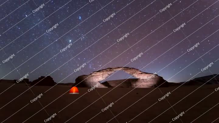 تصوير 4K للنجوم فوق خيمة التخييم وصخرة قوس قزح، العلا، المملكة العربية السعودية