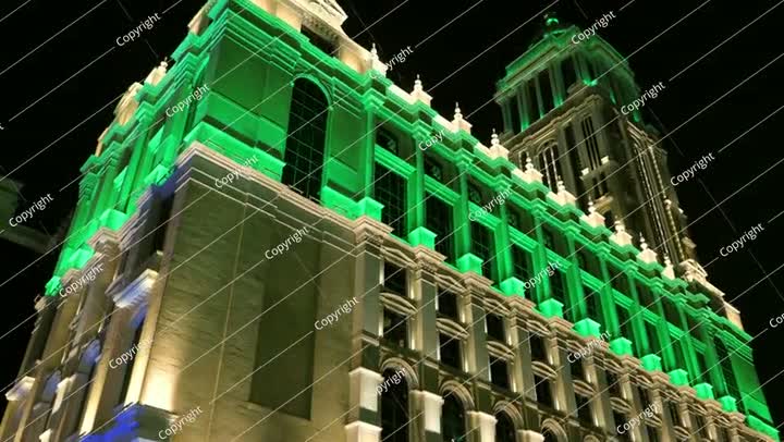 فيديو ناطحة سحاب مضاءة باللون الأخضر بمناسبة اليوم الوطني السعودي في الليل