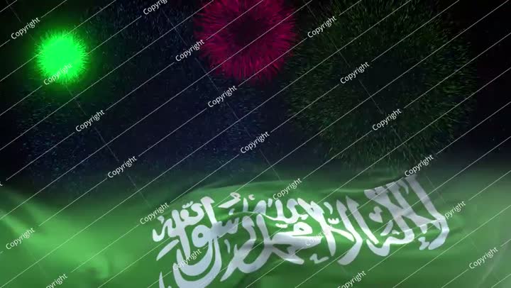 علم المملكة العربية السعودية - العلم يلوح احتفالاً بالألعاب النارية في العيد الوطني
