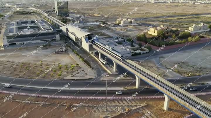 منظر طائرة بدون طيار لخط مترو الأنفاق الحديث في الرياض بالمملكة العربية السعودية عند غروب الشمس