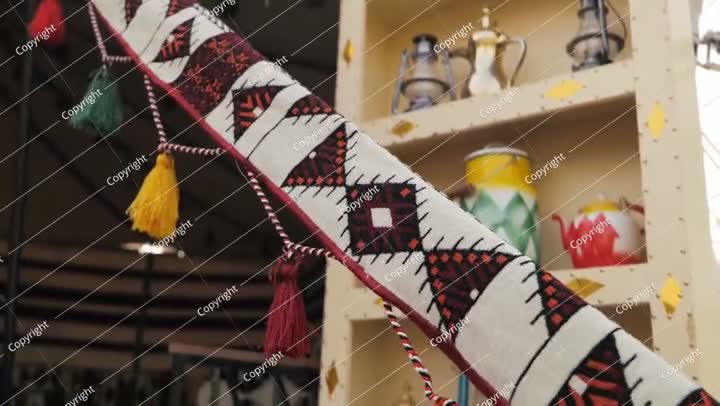 ديكورات داخلية لخيمة بدوية تقليدية في المملكة العربية السعودية. فيديو.