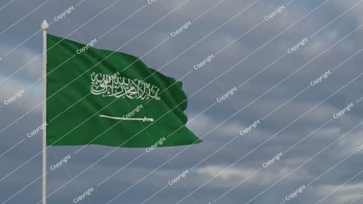 علم المملكة العربية السعودية يرفرف على سارية العلم