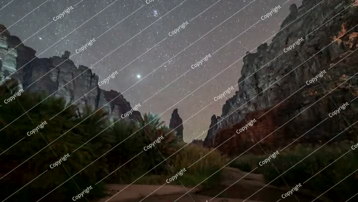 فاصل زمني بدقة 4K لحركة النجوم فوق وادي الديسة ليلاً، تبوك، المملكة العربية السعودية