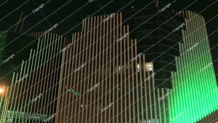 فيديو ناطحة سحاب مضاءة باللون الأخضر بمناسبة اليوم الوطني السعودي في الليل