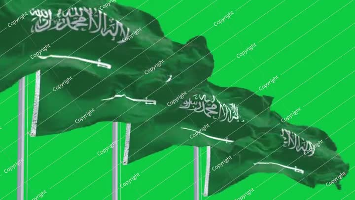 الأعلام الوطنية السعودية ترفرف في الريح معزولة على خلفية خضراء