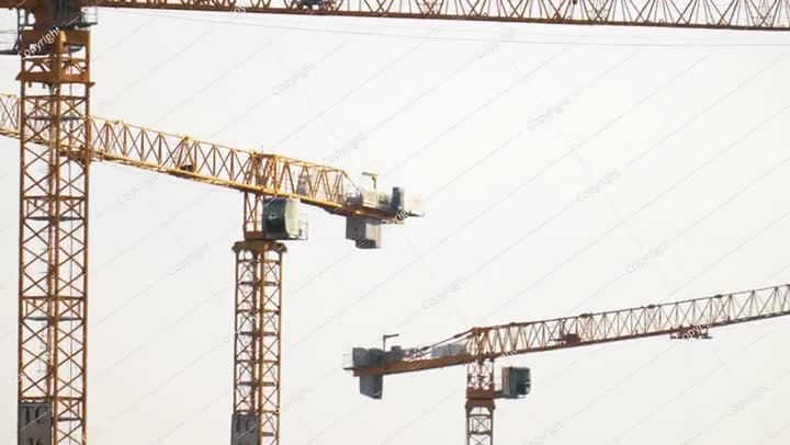 هناك الكثير من الرافعات العاملة في مشاريع البناء الضخمة في المملكة العربية السعودية