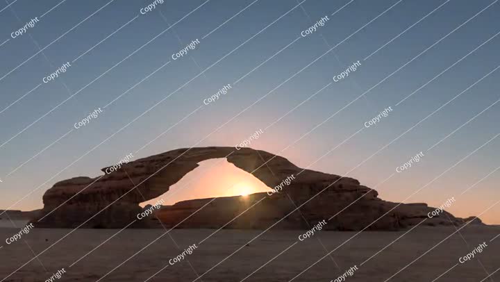 لقطة سريعة لغروب الشمس وشروقها في قوس قزح، في العلا، المدينة المنورة، المملكة العربية السعودية