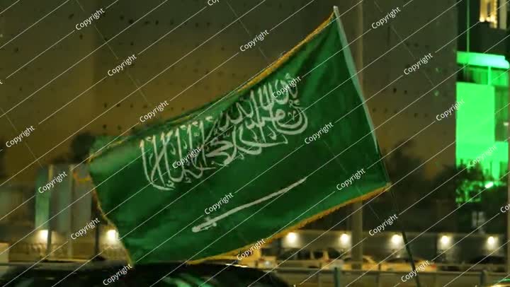 العلم السعودي يرفرف ليلاً خلال الاحتفال باليوم الوطني