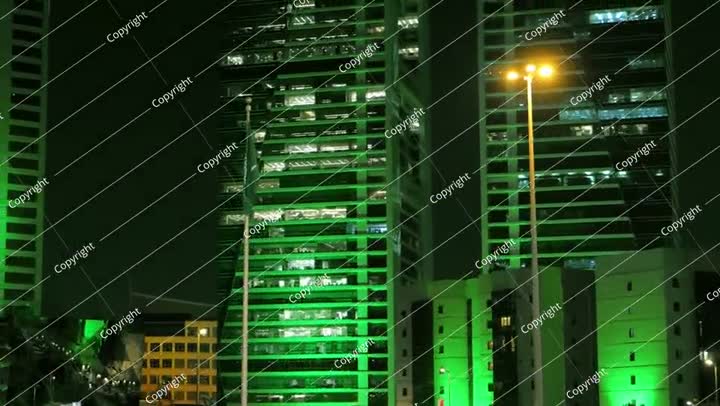 فيديو ناطحة سحاب مضاءة باللون الأخضر بمناسبة اليوم الوطني السعودي في الليل